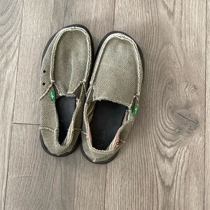 Women’s size 8 or men’s 6 sanuks